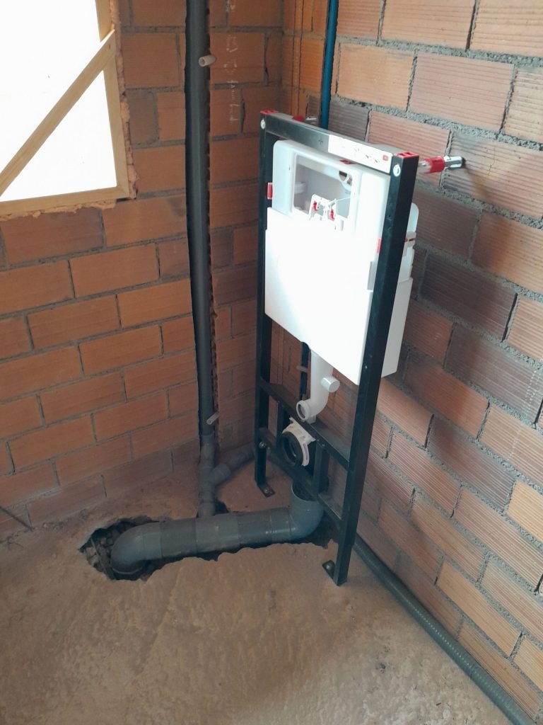 Cisterna empotrada instalada por Renovacalor, fontanería en Coruña