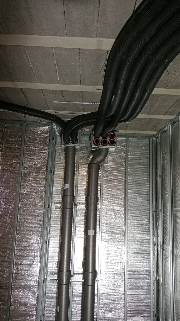 Conductos de ventilación de un recuperador de calor instalado por Renovacalor en Coruña