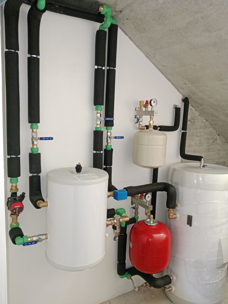 Sala de calderas con depósitos y vasos de expansión, instalación de Renovacalor en Coruña