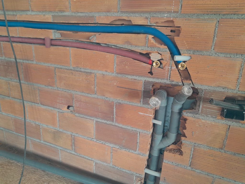 Tomas de agua y desagües empotrados en pared, fontanería de Renovacalor en Coruña