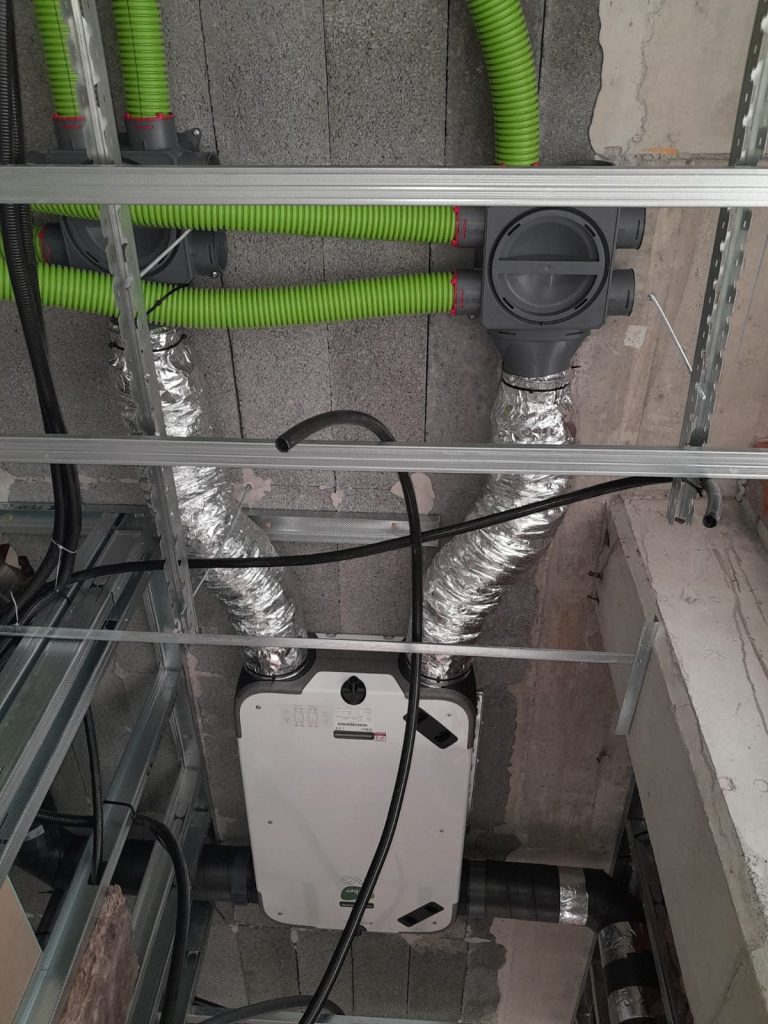 Equipo recuperador de calor con sus conductos de ventilación, obra de Renovacalor en Coruña