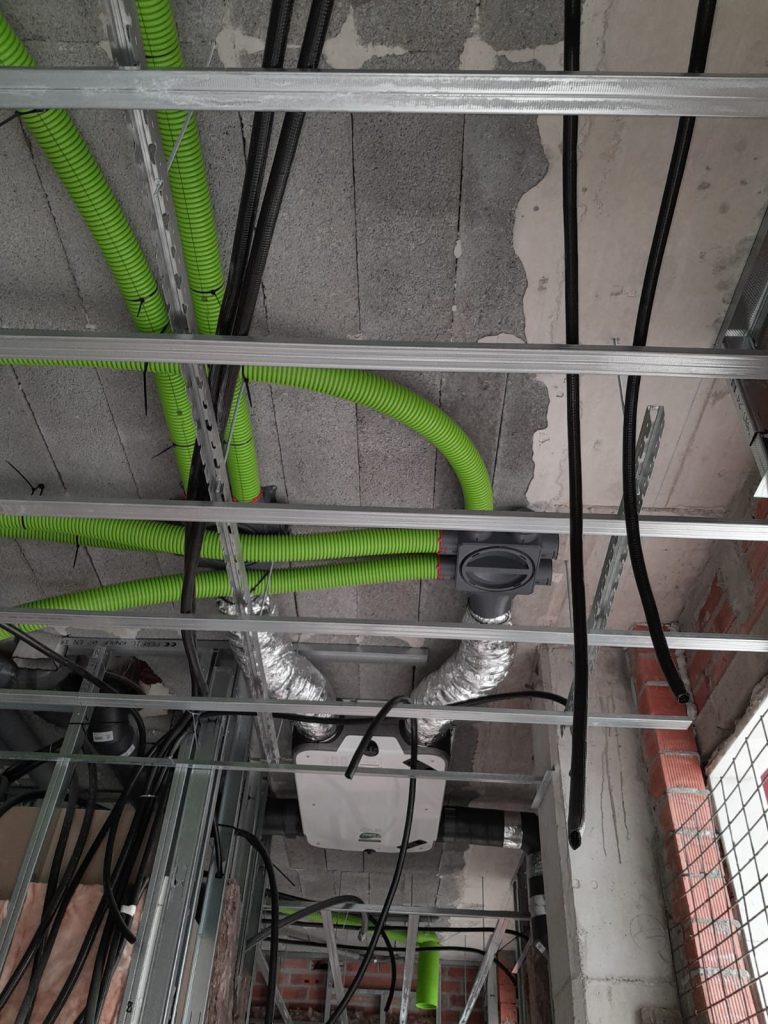 Recuperador de calor instalado en falso techo en Coruña por Renovacalor